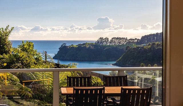 Miro Ridge in Palm Beach - Miro Ridge is a spacious elevated holiday home overlooking Palm Beach with sea views and generous indoor-outdoor living. Large sliding doors open to an expansive deck, while the open plan lounge and entertainer’s kitchen cr