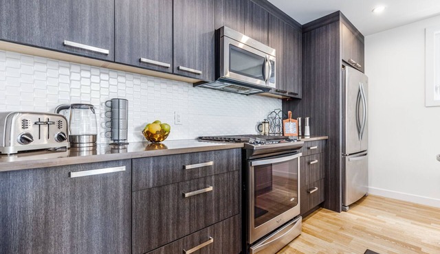 Modern 4 BDR Property, Trendy Kensington, close to Downtown, parks, pubs, shops in Calgary