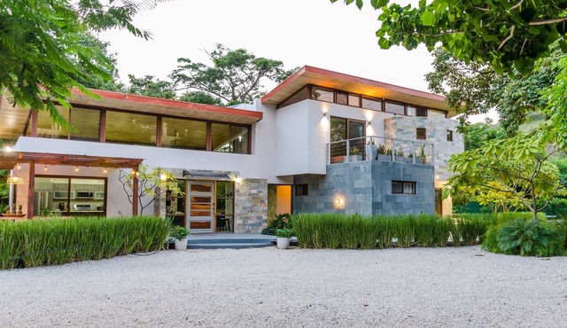 Modern beach Villa - Property can accommodate up to 16 pp - close to the beach in Playas del coco