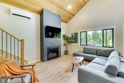 Modern Lakeside Cabin w/Mountain Views & Hot Tub! in Lakeside