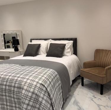 Modern London Newham Stratford E15 Home, 144sqm, Free Parking, AC, Fast WiFi, Near Westfield, Olympic Park, O2, Greenwhich, Fast Links to Central London in London