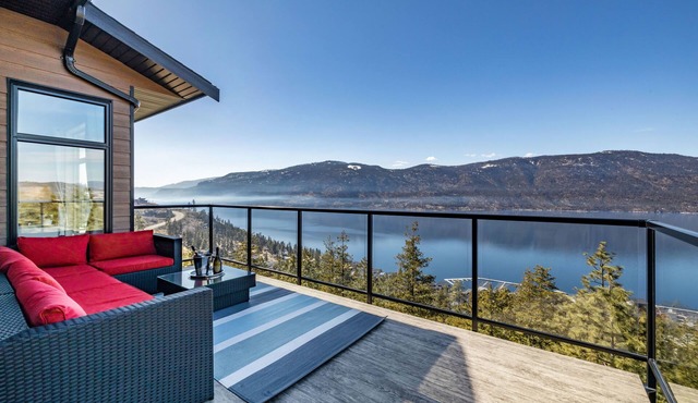 Modern & Luxurious Townhouse with 10/10 Lake VIEWS in Kelowna