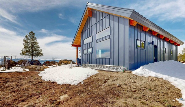 Modern off grid cabin with stocked kitchen & private mountain view- dog friendly in Tabernash