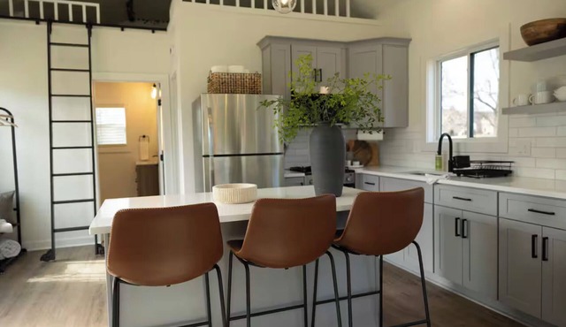 Modern Off-Grid Tiny House on Our 13 Acre Farm in Spring Hill