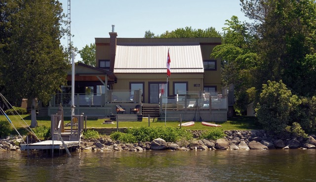 Modern Waterfront Home ~10ppl~Breathtaking Sunsets in Hastings