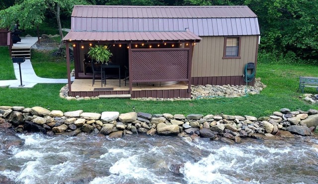 Mountain Tiny Home on Bold Stream w Hot Tub! in Flag Pond
