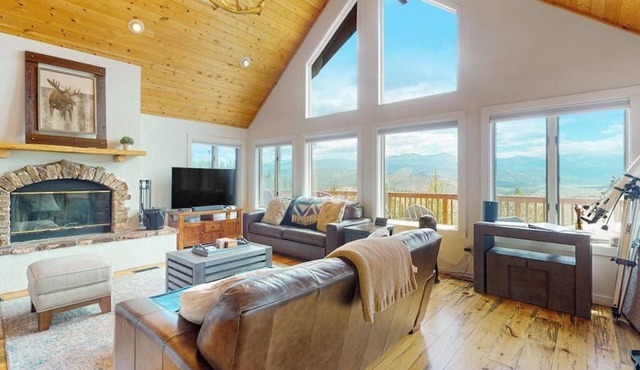 Mountain-view home with hot tub, fireplace, decks, &. W/D - dog-friendly in Tabernash