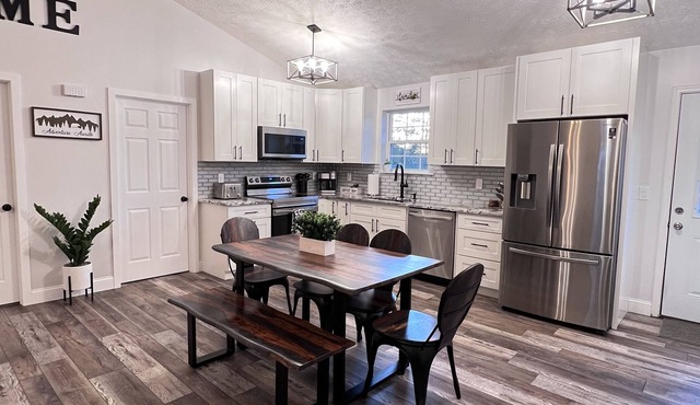 Mountain View Modern Cottage in the Smokies W/Hot Tub, Newly Renovated.
