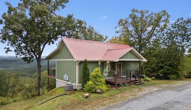 Mountainside Retreat with Stunning Views + Hot Tub in Ocoee