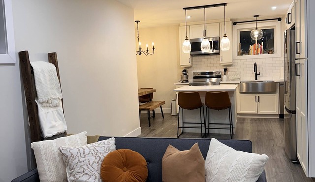 M’s Studio - Private Modern Luxury Apartment (close to Calypso Waterpark) in St-Albert
