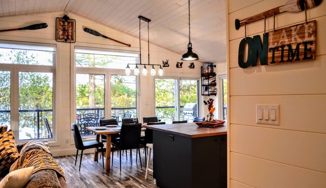 Muskoka Getaway on Peninsula Lake, Beautifully Decorated New Built Cottage in Huntsville