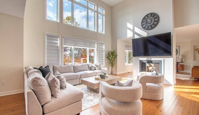 Muskoka Hills - Four Bedroom Cottage, Sleeps 8 in Huntsville