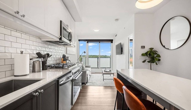 NEW | 2 Bed | Pull out Sofa | UG Parking | AC in Calgary