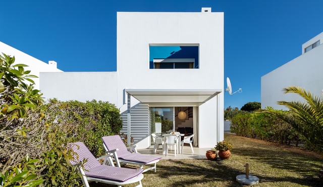 Nice holiday house with pool and sea view in Porches