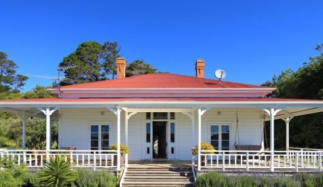 Oakura Bay Villa by Stay Waiheke in Te Whau Bay