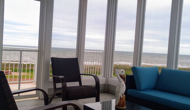 Ocean Front Cottage. in Cable Head East