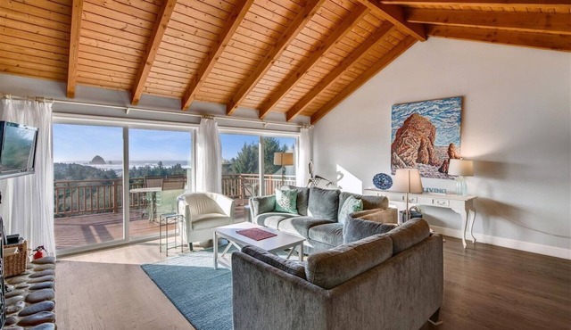 Ocean Villa - Ocean Views & Jetted Tub! in Cannon Beach