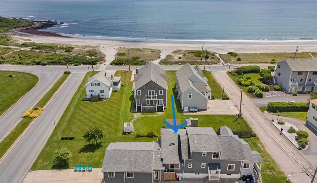 Oceanview Beach House, Steps to Private Beach Access, Sleeps 20! in Narragansett