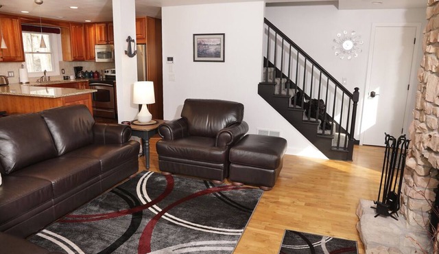 Open Year-Round. Pristine Cottage Minutes from Egg Harbor. in Egg Harbor
