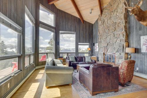 Panoramic Mountain-View Retreat w/Hot Tub + Deck! in Tabernash