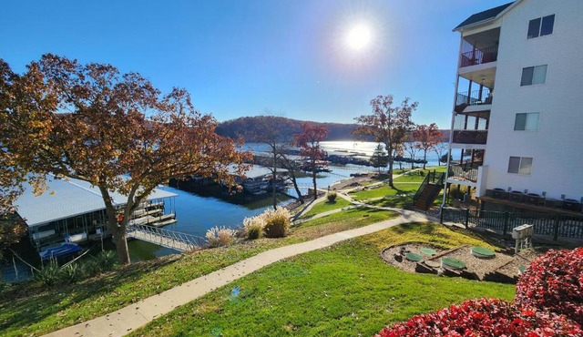 Peaceful 1st floor lakeside condo minutes from Osage Beach and Ozark State Park in Kaiser