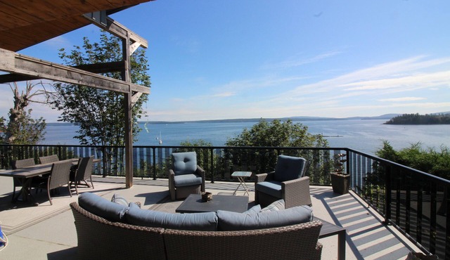 Peaceful and Luxurious 2-bedroom house in Chemainus perfect for relaxing