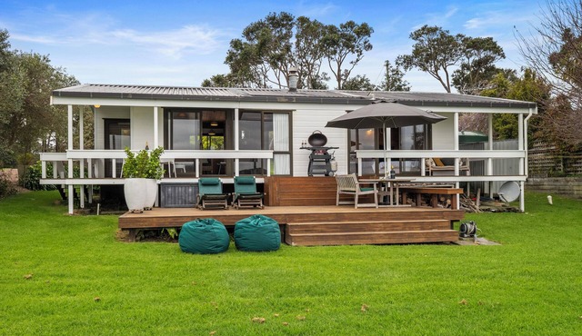 Peaceful Picnic Bay - Surfdale Holiday Home