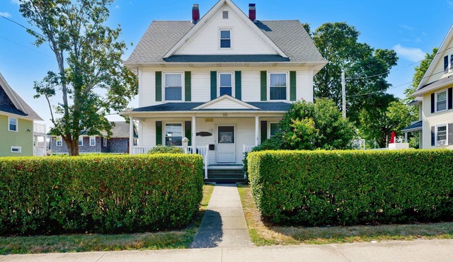 Perfect location in the heart of the Pier ! Short walk to Narragansett beach