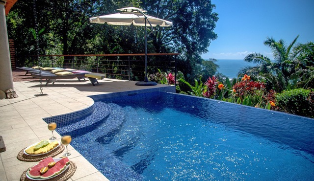 Perfect Location, Walk to Beach, Infinity Pool, Luxury Decor, Fast Free Wifi! in Dominical