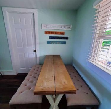 Pet friendly minutes to beach in Marlyn Manor