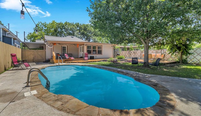 Pool! Mins to Downtown & Alamo - Huisache Retreat in San Antonio