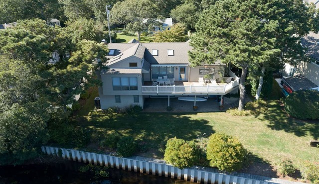 Popponesset Waterfront home 4-bedrooms 3 baths, sleeps 8, A/C outdoor shower in Mashpee