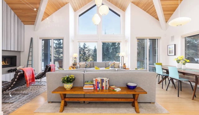 Premium 4-Bedroom w/Secure Parking & walking distance to the slopes! in Whistler
