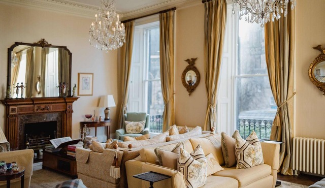Prestigious City Centre Private Entrance House in Edinburgh