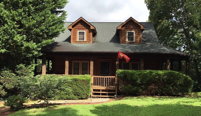 Private Cabin with Views, Fenced Yard, Gameroom, Gas Fireplace, Central Location in Lake Lure