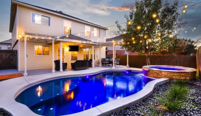 Private Heated Pool & Hot Tub, 4BR Gameroom in San Antonio