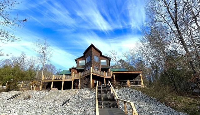 Private indoor pool Spacious Upgraded Lake Cabin. Perfect for Family Gatherings in Dayton
