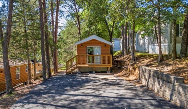 Quiet Cottage Retreat w/King Bed Sleeps 2
