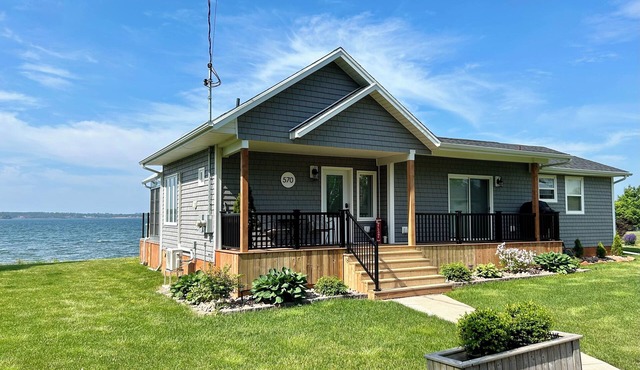Quiet Waterfront Cottage Close To Charlottetown in Cornwall