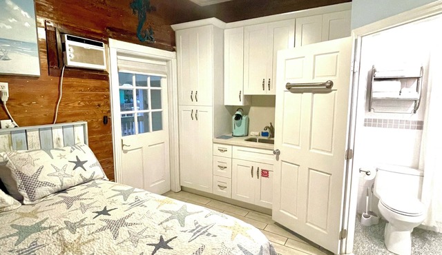 Raphael Suite: 2/2 Studio Rooms - Pool, Patio w/grill, 2 blocks from Duval! in Key West