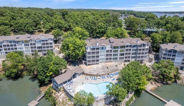 Regatta Bay Pool Days, Playing Courts, Lakefront Trails and Amazing Location! in Lake Ozark