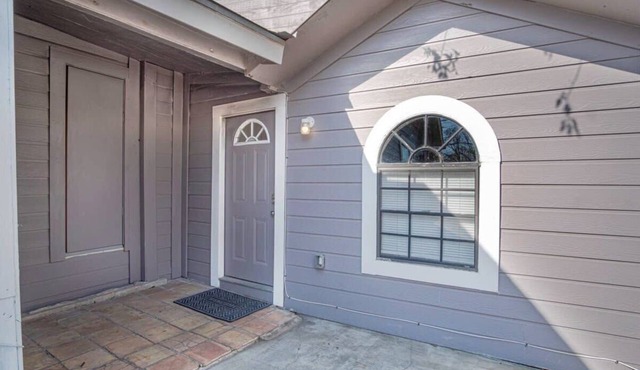 Remodeled Guest House Near Downtown/Military Base