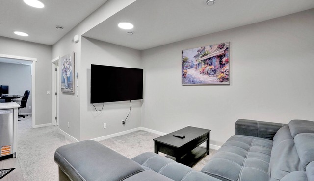 Remote Work Ready/Lake Access/Near South Health Campus/Games in Calgary
