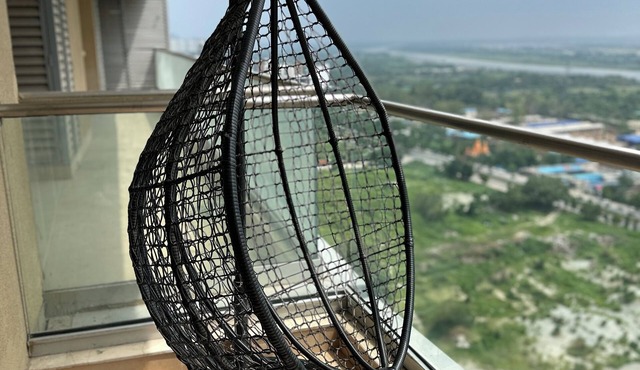 RIVER VIEW stunning apartment. Metro Station 3 mins walk away in Noida