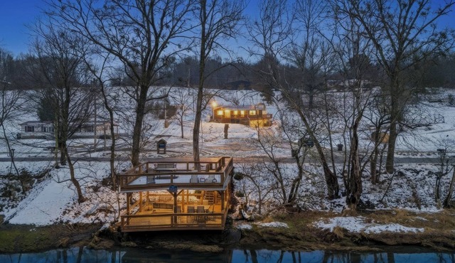 Riverfront- Lower Unit | Dock | Smart TV | Wi-Fi in Bluff City
