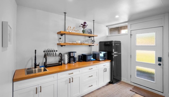 Riverside Suite | Kitchenette, Firepit & BBQ