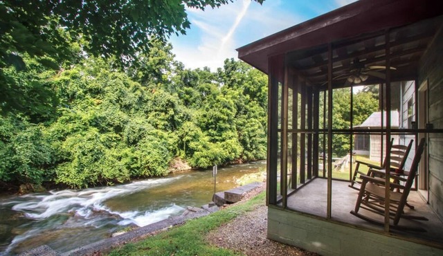 RIVERWOOD COTTAGE IN COSBY! Next to Creek-Waterfall-Screened Porch - Jacuzzi Tub