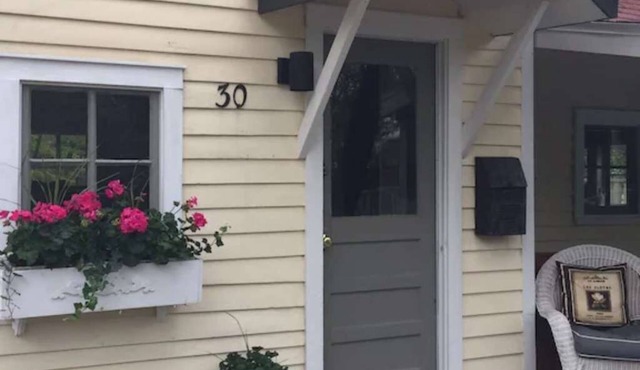 Romantic Refreshing 1890s Cottage Uptown Eureka Springs in Eureka Springs