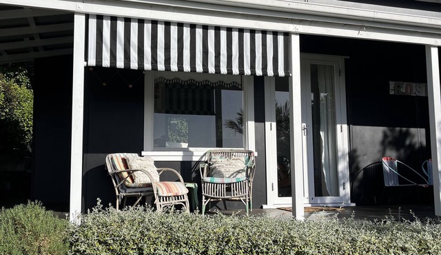 Rosie's cottage in Stanmore Bay , a short walk to beach with a great seaview. in Whangaparāoa