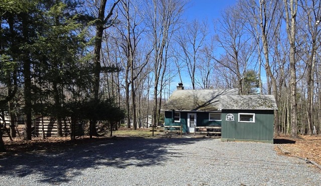 Rustic Cottage Getaway by Lake Wallenpaupack - 2 bedroms and Large Loft
